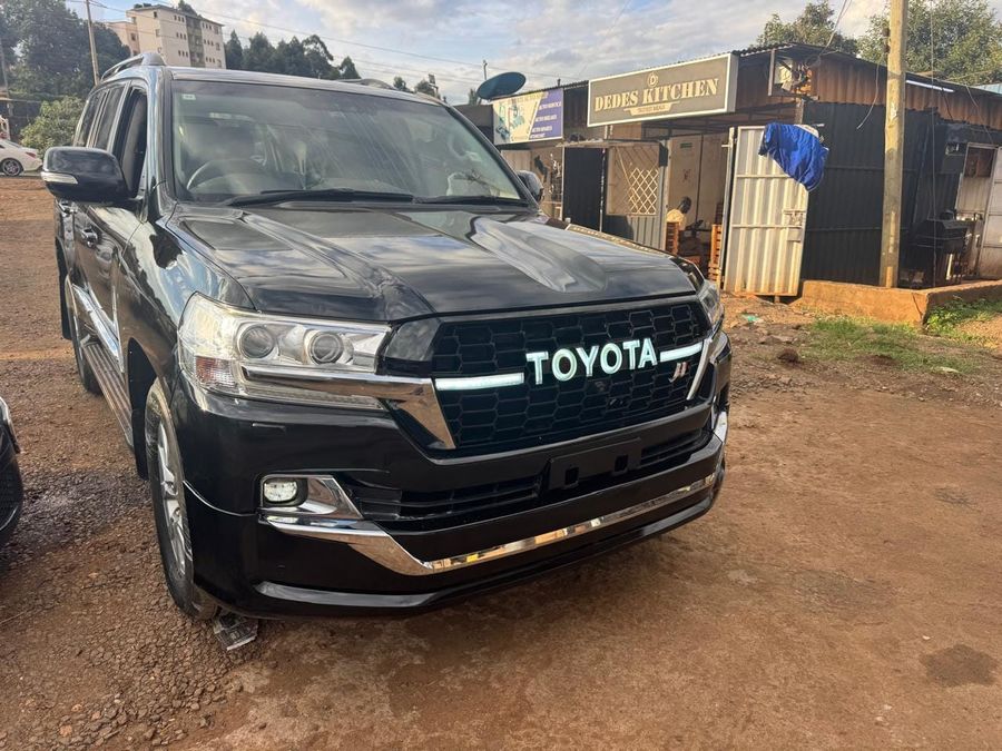 The same Land Cruiser 200 finished in deep gloss black