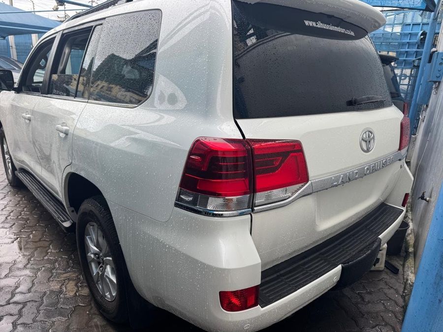 The Land Cruiser 200 in its original white, before work began